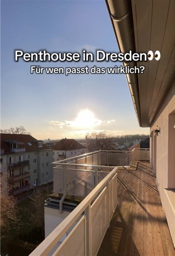Penthouse in Dresden mit umlaufender Dachterrasse. ✨ ca. 134 m² Wohnfläche 🏡 4 Zimmer – jeder Raum mit Terrassenzugang 🌇 ca. 52 m² umlaufende Dachterrasse 🛗 Aufzug direkt bis zur Wohnung 🛁 2 Tageslichtbäder 🌳 Ruhige Höhenlage im Dresdner Westen 🏗️ Baujahr 2015 – moderner Massivbau 🌡️ Einzelraumsteuerbare Fußbodenheizung 🌿 Hochwertiges Eichenholzparkett in allen Wohn- und Schlafräumen ♻️ Beheizung über Wärmepumpe Ein Zuhause für Menschen, die Wert auf Raum, Licht und nachhaltigen Wohnkomf