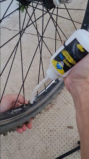 Como poner o aplicar líquido anti pinchazos en una bicicleta Liquid Tire