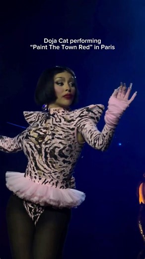 walk on by… Doja Cat performs “Paint The Town Red” in Paris