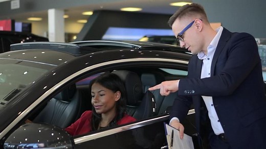 Experts say now is the time to buy a new car