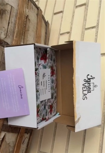 📦✨ Ese momento de abrir la caja y que el olor te abrace ✨ Así empieza la experiencia con Ígnea Velas 💜 Desde que levantas la tapa… 🍪 Galleta María recién hecha 🍦 Vainilla dulce y cremosa 🥥 Batido de coco con vibes veraniegas Literalmente huele a hogar nada más abrirla 🥹✨ #Unboxing #Colaboración #ÍgneaVelas #VelasArtesanales #AromasQueEnamoran @igneavelas.es