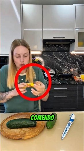 Ela estava comendo chocolate e escondeu no pepino #curiosidades #engraçado