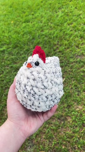 Mabel chicken!🐓 Pattern by oakandmarlow 🐓 Yarn is bernat blanet in ivory tweed❤️ #fyp #crochet #smallbusiness #etsysmallbusiness #handmade #crochetersoftiktok #crochettiktok #crochettok #crochetaddiction #crochetlove #crochetinspiration #amigurumi
