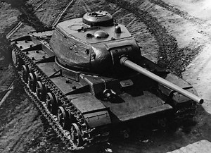 KV-85：传奇苏联重型坦克家族中的最新成员
