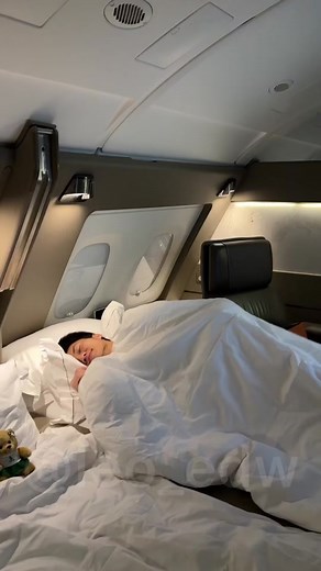 Tag temanmu yg mau kamu ajak naik SQ A380 Suites suatu hari nanti! 🤩 #sq #singaporeairlines #singaporeairlinesuites #firstclass #singaporeairlinesfirstclass #theprivateroom #krisflyer #krisflyermiles