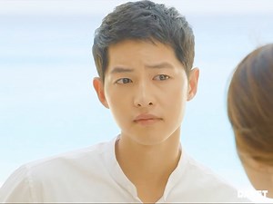 1.6M views · 36K reactions | Hậu Duệ Mặt Trời | Anh Đại Úy 3 phần bất lực 7 phần cam chịu trước cô người yêu bác sĩ Xem nhiều Chương trình và Phim hấp dẫn có bản quyền chính thức tại DANET - Dịch vụ cung cấp nội dung theo yêu cầu của BHD #HauDueMatTroi #DescendantsOfTheSun #SongJoongKi #SongHyeKyo #KimJiWon | BHD Giải Trí Hàn Quốc | Facebook