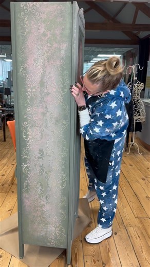 Armoire makeover pt 3: stencilling with extra flexible paste” In this episode, join Solly Jo as she unveils the secrets of stunning stencil work using Posh Chalk Extra Flexible Paste! Crafted for brilliance, Posh Chalk Extra Flexible Paste is a water-based acrylic wonder, ideal for crafting raised stencilling and textured designs that leave jaws dropping. And the best part? It’s uncoloured, giving you the power to tint it with Posh Colour Kicks, ensuring your hues and shades match your vision pe
