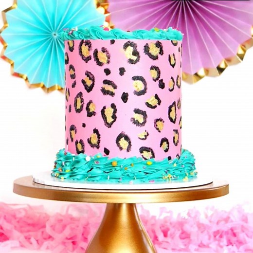 How pretty is this pink leopard print cake! By: bellysbakeshop | MetDaan Cakes