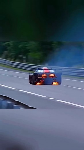 🩵🧡 McLAREN F1 GTR Long Tail - Chassis 25R 👉 A McLaren F1 GTR LT at over 350 km/h on fire at Le Mans! On June 14-15, 1997, the 65th edition of the prestigious 24 Hours of Le Mans endurance race was held. The Gulf Team Davidoff participated with three McLaren F1 GTR Longtail versions in the LMGT1 class. • Gulf Team Davidoff demonstrated its great preparation and consistency throughout the race. At 6 hours the Gulf McLaren #41 and #39 occupied fourth and sixth position respectively. After 18 hou