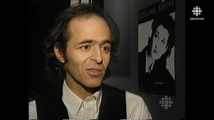« Cet album, je l’ai fait pour elle. » 🎵🎤💽🎶 En 1995, le journaliste Claude Deschênes fait un compte rendu du nouvel opus de Céline Dion intitulé « D’eux », écrit et réalisé par Jean-Jacques Goldman. À ce jour, ce disque demeure le plus vendu de l’histoire de la musique francophone. Source : Montréal ce soir, 29 mars 1995 Présentateur : Simon Durivage | Les Archives de Radio-Canada
