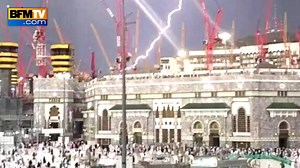 1.6K views · 1.4K reactions | ⭕ DRAME - MECQUE ⭕ (Mise à jour + VIDÉO) L'impressionnante vidéo de la chute de la grue sur une partie de la Mecque vendredi soir, causant selon un dernier bilan toujours provisoire au moins 107 morts et plus de 238 blessées. Un drame qui a lieu à une dizaine de jours du grand pèlerinage du Hajj, qui doit débuter le 21 ou le 22 septembre prochain. Nos pensées aux victimes et à leurs familles... | Beur FM | Facebook