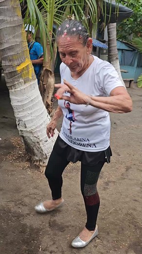 1.4M views · 10K reactions | #yajaira #PlazaLibertad #ElSalvador #reels #fbreels #music #style #dance | Ronald Vlogs SV | Facebook