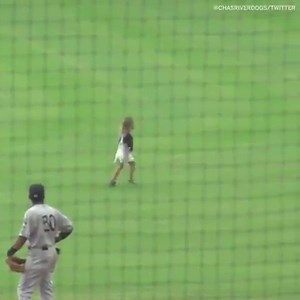 🚨 We've got a fan on the field 🚨 (via Charleston RiverDogs) | ESPN