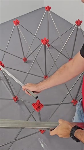 💥Has que tu trabajo sea más fácil💥 La mesa retráctil RUBI es el complemento perfecto ✔️Se monta en segundos ✔️Soporta piezas grandes con total estabilidad ✔️Se guarda rápidamente en su bolsa de transporte Practicidad y Precisión en una sola mesa. 😎 | RUBI México