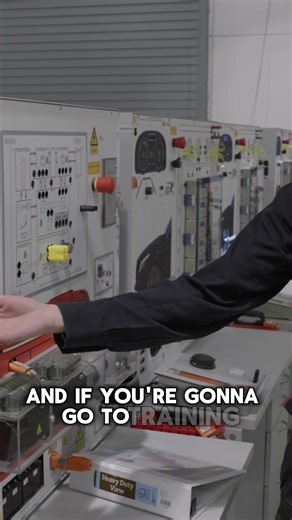 In partnership with Fresno City College, three Fresno-area high schools are preparing their students for the workforce by offering hands-on zero-emission technology courses. Learn more about how the schools used the IDEAL ZEV Workforce Pilot Project to support their community: 👉 https://bit.ly/zevtrainingfresno El Proyecto Piloto IDEAL ZEV para la Fuerza Laboral es una valiosa iniciativa que tiene como objetivo preparar a los estudiantes de secundaria para el mercado laboral, ofreciendo capacit