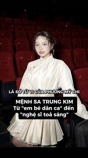 💎 LÁ SỐ TỬ VI PHƯƠNG MỸ CHI - MỆNH SA TRUNG KIM - TỪ EM BÉ DÂN CA ĐẾN NGHỆ SĨ TỎA SÁNG. ------------------------------ Hành trình từ “Em Xinh Say Hi” đến Top 3 chung cuộc tại SingAsia, Phương Mỹ Chi đã chứng minh tài năng và bản lĩnh tỏa sáng đúng thời điểm. Theo lá số, cô thuộc mệnh Sa Trung Kim - kim trong cát, phải trải qua thử thách mới tỏa sáng. Lá số cũng cho thấy sự cân bằng giữa cảm xúc mềm mại và ý chí kiên định, nền tảng của một nghệ sĩ trí tuệ và bản lĩnh: ⚜️ Thiên Đồng thủ Mệnh - bi