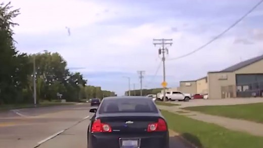 Good samaritan helps female cop being attacked by suspect