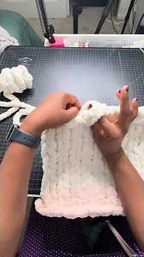 Finishing a chunky knit blanket (2methods) #fingerknitting #chunkyblanket #knitting