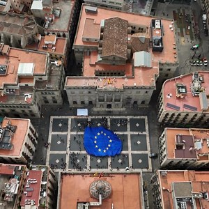 We are turning ambition into reality. In the past year, we have worked to make Europe more independent, more competitive and more secure. Key milestones: 🔌️Estonia, Latvia, and Lithuania disconnected from Russian and Belarussian power grids and connected to the continental network, boosting EU energy security. 💶️ Albania, Moldova, Montenegro, and North Macedonia joined the Single Euro Payments Area, streamlining euro transactions and bringing them closer in our European family. 🚧 Schengen exp