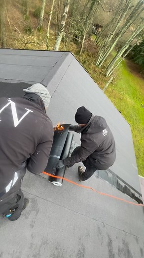 Montering af nyt tagpap🔥 Skal du have nyt tagpap? Kontakt os for et uforpligtende tilbud. #bornholm #københavn #nbygbornholm #nbyg #tømrerfirma #byggeribornholm #nyttag #nyttagpap | Nbyg