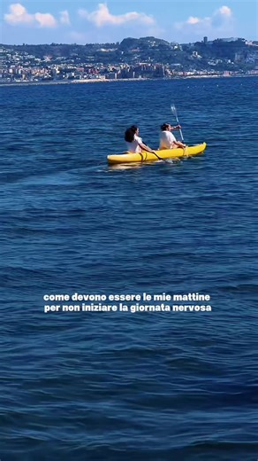 Ci sono mattine dopo le quali la giornata non può più andare male. Il mare è calmo, non c’è quasi nessuno, solo il suono dell’acqua e il kayak che scivola lentamente sul mare. Niente fretta, niente stress — solo mare e qualche ora per sé. A volte è proprio così che dovrebbe iniziare la giornata. Se vuoi provarlo anche tu, scrivici in direct o prenota dal link nel profilo. 🌊🛶