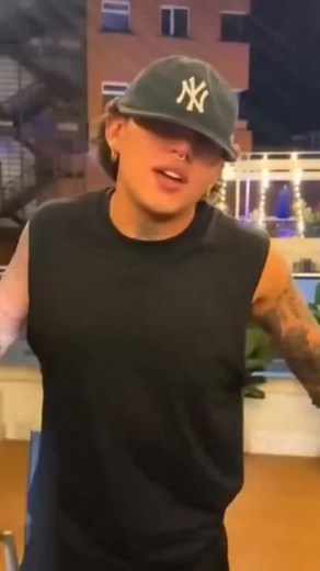 Pepe Cardona Correa on Instagram: "Primero, no sé quién es. Me dijeron que era cantante. Segundo, segundo nada. Qué 💩. #beéle"