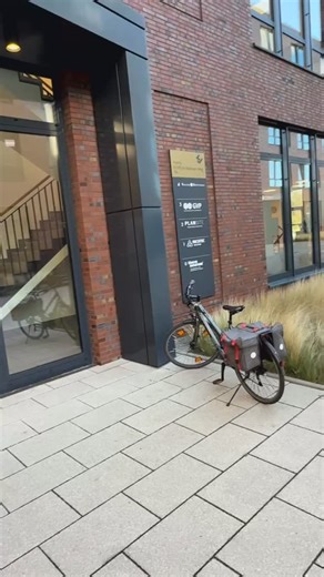 Made for Movement Deutschland on Instagram: "Neues Trainingsangebot in Münster: Das Theraneurum erweitert sein Therapieangebot. Ab sofort steht Patient:innen dort unser Innowalk Pro zur Verfügung. Unser kompakter Endeffektor-Gangtrainer ermöglicht robotergestütztes Ganzkörper-Training im Stehen mit Gewichtsübernahme – effizient, sicher und individuell anpassbar. Dank einfacher Handhabung, stufenlosem Übergang vom Sitzen in den Stand und minimaler Stellfläche von nur 2 m² eignet sich der Innowalk