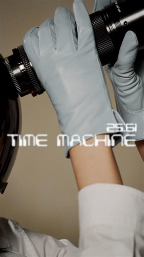 全新膠囊系列「Time Machine 25:61」 回到過去，尋找新的當下 重新詮釋品牌的經典款式 何為經典？ 它是超越時間的設計 也是一座時光機 無論在哪一刻，都能襯托不同的美 呼應品牌標識「沙漏」 時間、人、與生活的感知 始終是我們探索的核心 ✨ 重點單品 — 𝗪𝗮𝗻𝗱𝗲𝗿 𝗛𝗼𝗯𝗼 ▸ 全新特製頭層牛皮，細膩柔軟 ▸ 以全新色調，演繹麂皮質感 ✨ 驚喜回歸 — 𝗟𝘆𝗺𝗽𝗶𝗮 𝗣𝗼𝘂𝗰𝗵 ▸ 以麂皮材質重新亮相 ▸ 真皮肩帶可調節，輕鬆融入各造型 11.01 正式登場。 Introducing our new capsule collection, “Time Machine 25:61”. We hope to take every FEMANCER on a journey back through FEMANCE’s iconic designs. For FEMANCE, looking to the past for inspiration is like riding a time machine—each idea buil