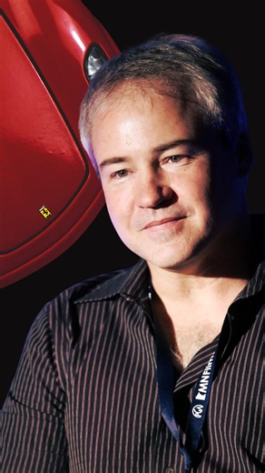 okdiario.com on Instagram: "🔴 Vince Zampella fallece a los 55 años. El co-creador de la popular saga 'Call of Duty', Vince Zampella, ha fallecido este lunes a los 55 años de edad en un accidente de tráfico al estrellarse con un Ferrari. El suceso quedó registrado en un vídeo en el que se aprecia cómo el vehículo se sale de la carretera, sufriendo un violento impacto que a posteriori le causaría la muerte. D.E.P"