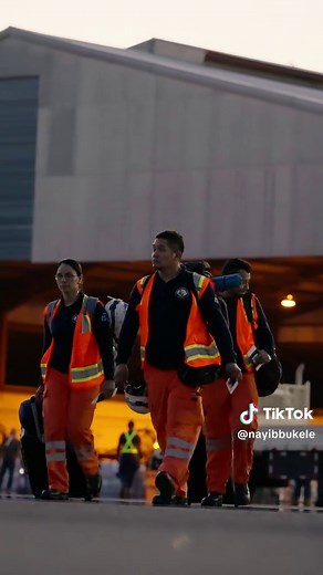 Ya se encuentra en tierra venezolana el primer avión. El segundo va en camino y, en unos minutos, despegará el tercero. Nuestro personal en el lugar nos informa sobre las necesidades que enfrentan en Venezuela. Hace falta mucho más equipo, por lo que hemos decidido incrementar la ayuda y enviar 3 aviones más, con personal, equipo e insumos. En total, serán 6 aviones, 300 rescatistas y 150 toneladas de equipo e insumos. Primero Dios, podamos rescatar muchas vidas y apoyar a quienes más lo necesit