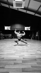 Smooth transitions are essential if you want to create a fluent routine that will engage the viewer from start to finish. 🌊🎨 — #posingpractice #posingroutine #classicbodybuilding #classicphysique #posingtips #posingcoach #aesthetic #oldschoolbodybuilding #goldenera #presentation #practicemakesperfect #dojacat | Elliot Robinson Fitness