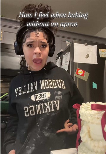 I might look a mess but this cake doesn’t!! These battle scars are getting to me, might have to invest in another apron, one for every day of the week😪 #funny #apron #kitchen #relatable #baker