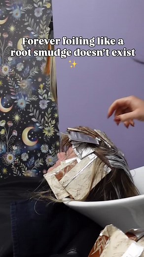No hate against root smudges bc there’s always a time and place for them- but placement and technique make a huge difference when it’s necessary VS needing it ✨ #foilpull #hairfoils #balayageartist #blondingtechniques #blondecolorist #colorcorrectionexpert #boulderhair #denverhaircolorist #dimensionalblonde #behindthechair #cleanfoils | Shelldo.urhair