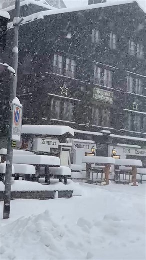 Andermatt UR – Starker Schneefall am 27. März 2023: Wintercomeback und Intensiver Schneefall, Nordweststaulage und dicke Flocken – Andermatt zeigt Winterpower! 🌨️❄️ 27. März 2023 – Andermatt UR: Auf rund 1400 m fiel damals kräftig Schnee! 🌨️ Bei Nordwest- und Nordstaulagen zeigte sich die Region besonders schneereich – Flocken ohne Ende, weiss überzogene Hänge, pure Winterstimmung. Wer Andermatt kennt, weiss: Sobald der Nordstau kommt, legt der Winter so richtig los! ❄️ 👉 Stellt euch eine Fra