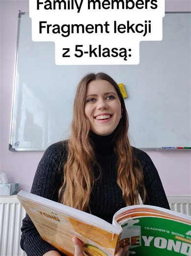Dziś krótki fragment lekcji poświęcony nazwom członków rodziny po angielsku 🥰 Słownictwo – Family members: • mother / mom – mama • father / dad – tata • parents – rodzice • sister – siostra • brother – brat • husband – mąż • wife – żona • grandmother / grandma – babcia • grandfather / grandpa – dziadek 📝 Wskazówka: Ucząc się nowych słówek, spróbuj używać ich w prostych zdaniach, np. This is my wife. / I have two brothers. #nauczyciel #szkoła #angielski #lekcja #naukaangielskiego