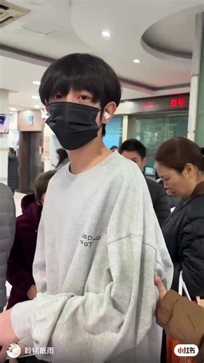 Bảo bảo được mẹ đưa tới bệnh viện chắc là để khám bệnh, nhìn sắc mặt cũng khá mệt mỏi, mẹ ẻm mặc đồ nâu á nha mn🙂‍↕️ #chenjunming #trantuanminh_chenjunming陈浚铭 #trantuanminh #tfgiatocf4 #xh