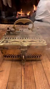 🦗 From ancient cricket boxes to modern gastronomy. Cricket boxes — small, ventilated containers, often brass — have a long history across Chinese and European traditions. 🎶 In China, they were once prized for housing singing crickets, valued for their musical chirps. 🎲 By the Qing dynasty, they even became central to cricket fighting and gambling culture. 🍀 Symbolically, crickets represented luck, prosperity, and vitality. Today, these antiques find a new life in the kitchen. 👉 In this expe