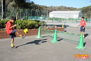 やら・り～の基礎サッカー講座　サッカーあそび④「サッカーテニス」