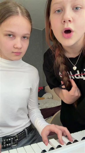 @ari_ww18 @alyona_shvetz #ВарвараЗарвигорова #5минут #немоё #Cover | Cover