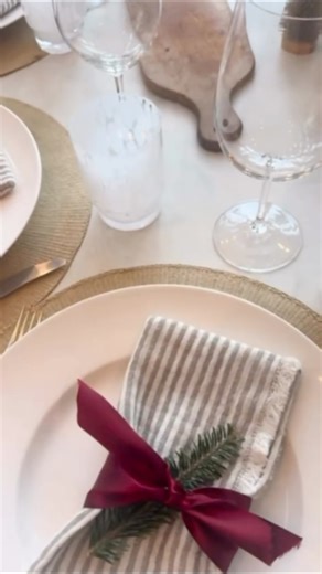 Amy Howard Home x A Makers Studio on Instagram: "A peek behind the scenes at a Howard Holiday Dinner Party 🎄 From infused fruit waters and festive spices to the sweetest conversation starter questions, these are just a few of the traditions that make hosting at our home feel extra special. What are some fun and festive things you do when hosting? We’d LOVE to hear! 🤗 Comment GUIDE for a printable PDF of the exact questions I use at our table! 🍽️"