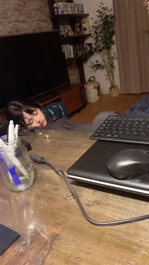 足ピンで眠るカップルの日常