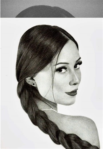 @FDN Retratos Retrato hiperrealista en grafito ✏️ Francisco nos comparte su proceso artístico probando los lápices de grafito Derwent. Te invitamos a leer el artículo disponible en el Blog de Color Animal ❤️