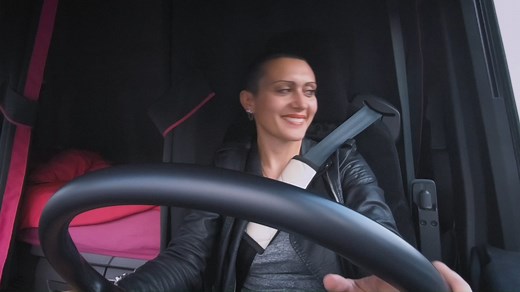 ¿Tienes tu tarjeta Solred en la app My Waylet ? ¿No? 😱 Dale al play y deja que sea una auténtica profesional de la carretera quien te cuente de primera mano todos los beneficios que vas a obtener al vincular tus tarjetas Solred a #Waylet ¡ somos todo oídos Cocotruckergirl l! 👂Más info 👉 https://repsol.info/3aYigoZ | REPSOL