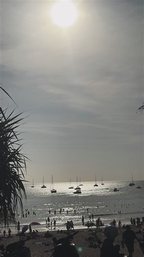 Dr Chahinez Filali on Instagram: "Hello les girls, Derrière cette phrase un peu cash, il y a une vraie réalité. À la clinique, je vois parfois des patientes avec une vraie demande, une vraie souffrance… mais pas les moyens. Et honnêtement, ça me brise le cœur. Je ne peux pas baisser les prix, je dois m’adapter au marché, sinon ce serait de la concurrence déloyale. Mais ce que j’entends très souvent, c’est : “Si j’avais su, j’aurais mis de la crème solaire plus jeune.” Et si vous voulez, je peux