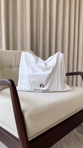 The Classic Everyday Bag with spacious and Elegant look 🤎 Aigner Coco Medium Hobo Bag in Cognac. Menggunakan bahan pabble leather yang lentur dan durable. Aksen gold hardware dengan logo Aigner di bagian samping strap menambah kesan mewah pada tas ini. Dengan size yang cukup besar, tas ini bisa menjadi work bag ataupun everyday bag yahh. Miliki sekarang juga, order di www.balilene.com atau chat ke 085330033003 🛍️ | Balilene