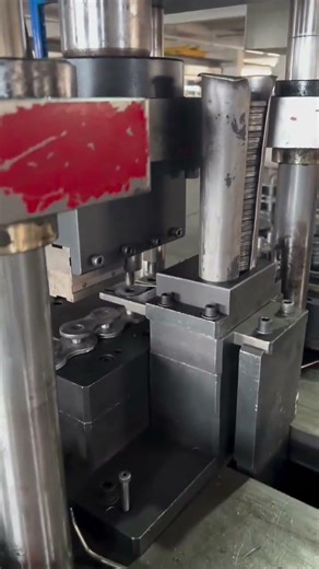 roller chain installation process using a press machine #shorts