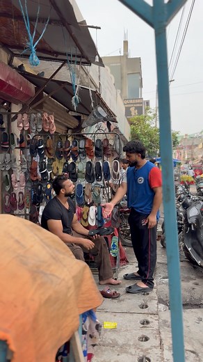 Design wali chappal 😉 | Sharukh Khan