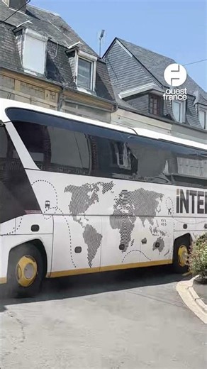 Un car de touristes percute une maison et la rend inhabitable
