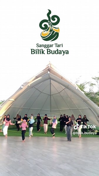 Kecantikan Tari Tradisional Kalimantan