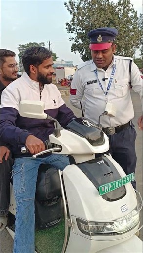 Vehicle पर Sticker लगाना Allowed नहीं है दोस्तों! #shorts #trafficrules #roadsafety